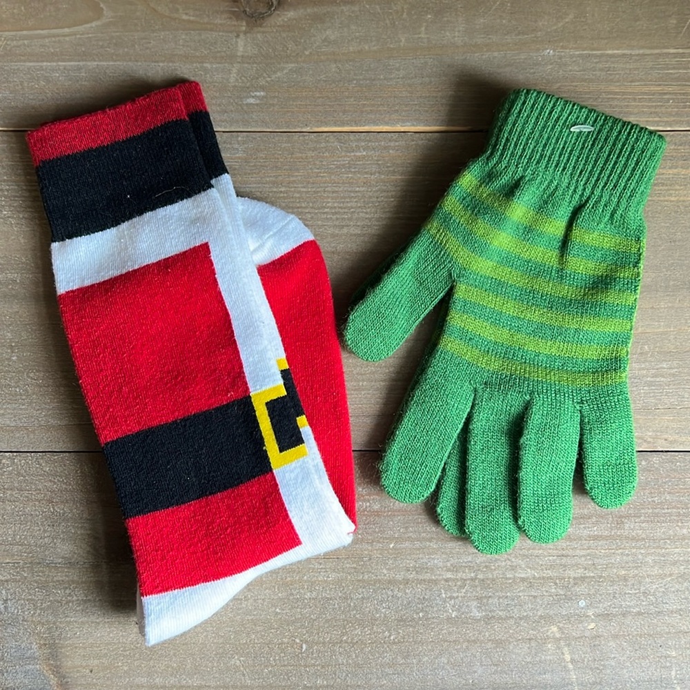 🎁NWOT Christmas Socks/Winter Gloves 🧤